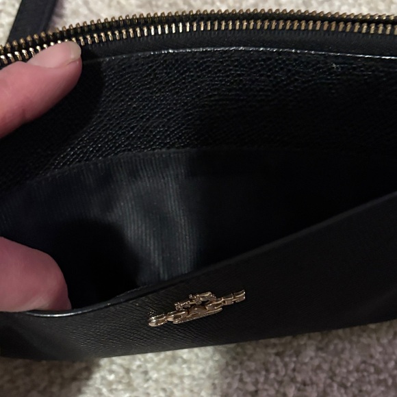 Nwot Coach Black pebbled leather  Textured Wristlet - Picture 2 of 14